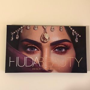 HUDA BEAUTY Desert Dusk eyeshadow palette